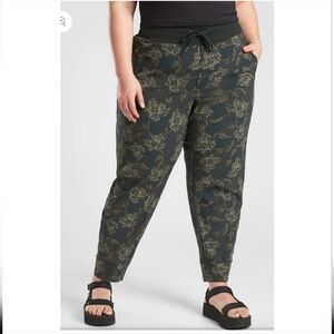 🏷️ ATHLETA Trekkie North Printed Jogger Terra Firma Olive Floral Size 26